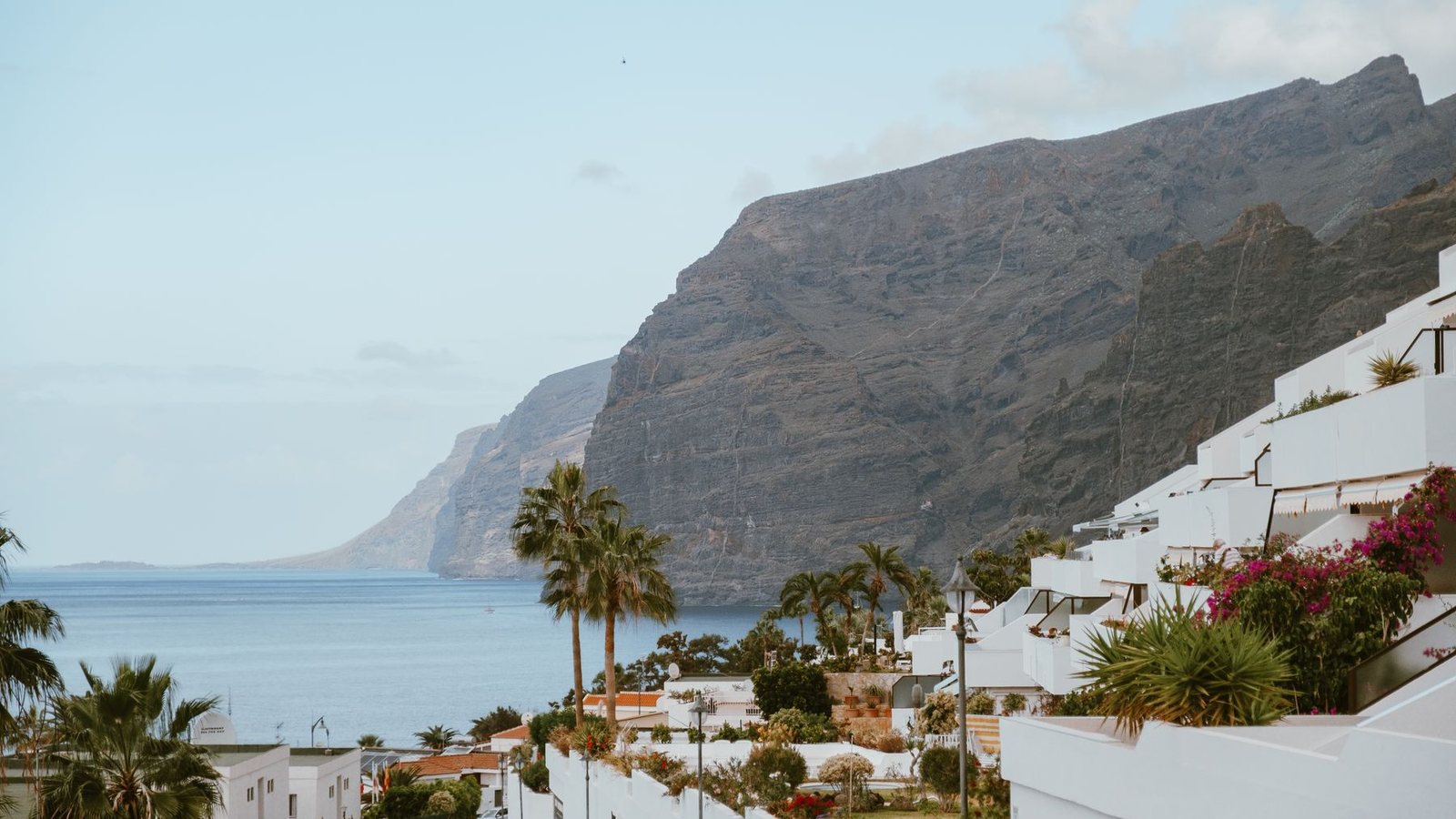 Die Klippen von Los Gigantes und der Atlantik, gesehen von einer terrassierten Wohnanlage auf Teneriffa
